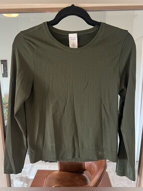 Athleta In Motion Seamless Long Sleeve Top in an olive army green color Small